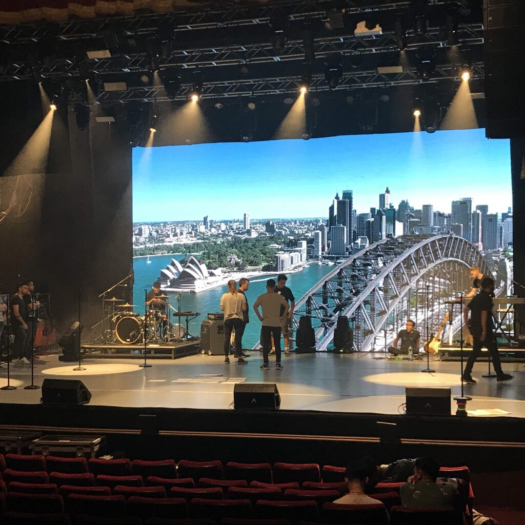 Pantallas LED en el Teatro El Nacional y el Teatro Regina