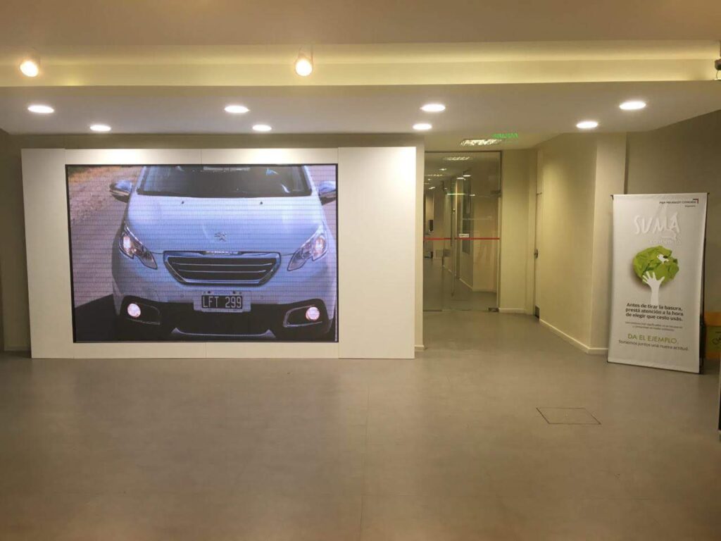 Pantalla LED en la casa central de la fábrica de Citroën Argentina