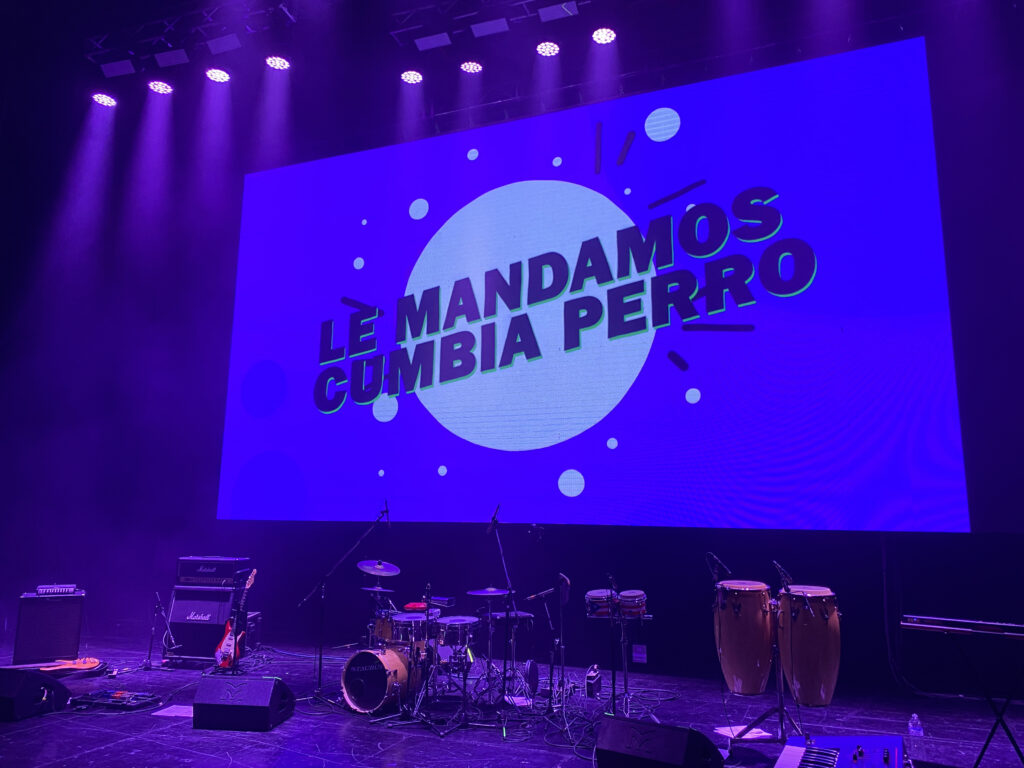 Pantalla LED en recital de La T y La M