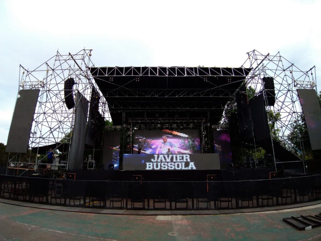 Pantallas LED en escenario de estadio argentino